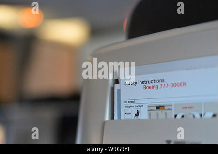 Sicherheitshinweise für Passagiere in einem Flugzeug der Boeing 777-300ER Stockfoto