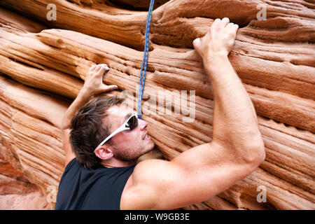 Kletterer mann Klettern in Fels. Männliche Athlet klettern. Stockfoto