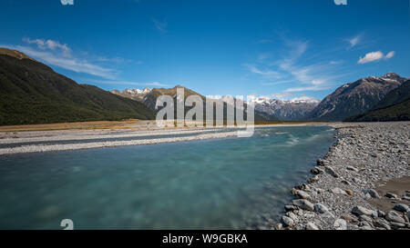 Blaue Gletscherwässer des Waimakariri-Flusses fließen durch ein Tal, das von den Bergen des Arthur's Pass, Neuseeland, umgeben ist Stockfoto