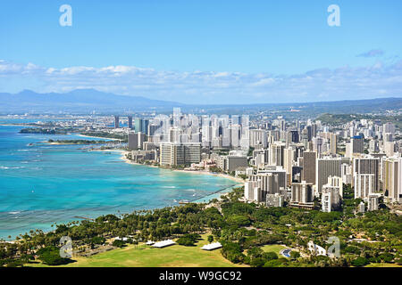Honolulu und Waikiki Beach auf Oahu, Hawaii. Aussicht von der berühmten Diamond Head Wanderung vom Diamond Head State Monument und Park, Oahu, Hawaii, USA. Stockfoto