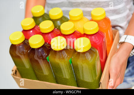 Organische Kaltgepresste pflanzliche Rohstoffe Saft Plastikflaschen. Neueste Nahrung Trend bestehend aus dem Entsaften mit hohem Druck frisches Obst und Gemüse ohne Heizung Nährstoffe und Vitamine zu erhalten. Stockfoto