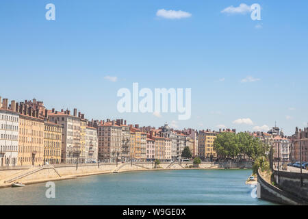 Panorama der Saone Fluss und die Quais de Saone Ufer und Fluss im Stadtzentrum von Lyon, mit einem Schwerpunkt auf den alten Fassaden der Pre Stockfoto