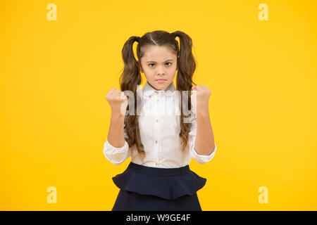 Angry Kid. Adorable Schulmädchen. Schülerin Schüler lange Haare cute Pferdeschwänze Frisur. Effizienz zu studieren. Emotionaler Ausdruck Schulmädchen. Pädagogisches Programm. Homeschooling besuchen regelmäßig die Schule. Stockfoto