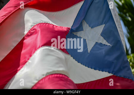 Puerto Rico ein tattered Puerto Rican flag fliegt in der Altstadt von San Juan Puerto Rico - eine zerrissene Puerto Rico Flagge Klappen in der Brise Stockfoto