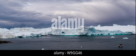 Globale Erwärmung - Grönland Eisberg Landschaft von Ilulissat Eisfjord mit riesigen Eisbergen. Eisberge schmelzen Gletscher. Arktische Natur stark vom Klimawandel betroffen Stockfoto