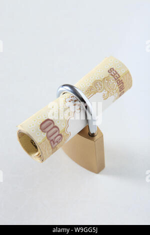 Nahaufnahme einer Rolle von Banknoten in einem Vorhängeschloss Stockfoto