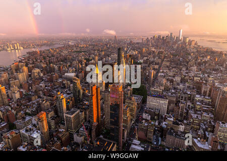 New York City Skyline mit Manhattan Wolkenkratzer an der dramatischen stürmischen Sonnenuntergang, USA. Stockfoto