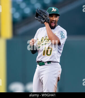 San Francisco, USA. August 13, 2019: Oakland Athletics shortstop Marcus Semien (10) Gespräche mit Teamkollegen, während ein MLB-Spiel zwischen den Oakland Athletics und den San Francisco Giants bei Oracle Park in San Francisco, Kalifornien. Valerie Shoaps/CSM Credit: Cal Sport Media/Alamy leben Nachrichten Stockfoto