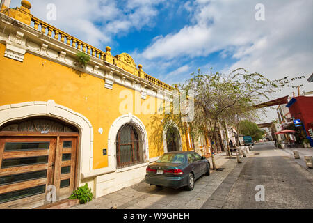 Monterrey, Mexiko - 9 Dezember, 2018: Bunte historische Gebäude im Zentrum der Altstadt (Barrio Antiguo) zu einer Hauptreisezeit Stockfoto