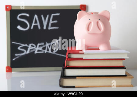 Sparschwein auf Stapel von Büchern Stockfoto