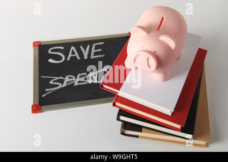 Sparschwein auf Stapel von Büchern Stockfoto