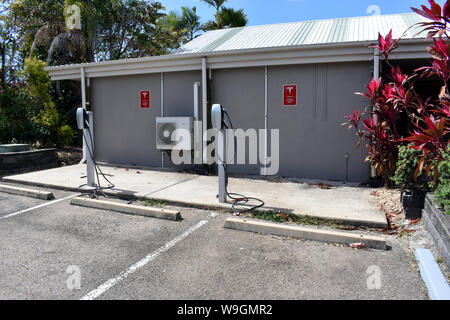Elektrische Fahrzeug aufladen Räume für zwei Tesla Fahrzeuge in einem Motel, Parkplatz Stockfoto