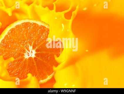 Orange Frucht Halbieren mit Orangensaft splash Hintergrund Stockfoto