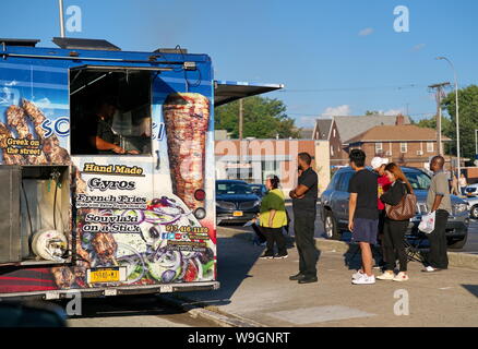 New York, NY, USA. Aug 2019. Griechischen gyro Essen Lkw Mittagessen um eine multi-ethnische Gemeinschaft in Queens, NY. Stockfoto