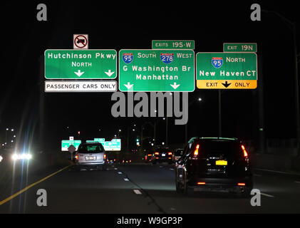 New York, NY, USA. Aug 2019. Autobahnzeichen Autofahrer auf Autobahn 95 oder alternative Routen zu New England. Stockfoto