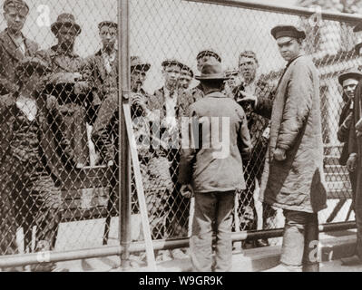 Einwanderer kommen in New York auf Ellis Island, als sie ihre Reise Bürger der Vereinigten Staaten zu werden beginnen. Stockfoto