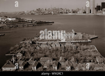 Einwanderer kommen in New York auf Ellis Island, als sie ihre Reise Bürger der Vereinigten Staaten zu werden beginnen. Stockfoto