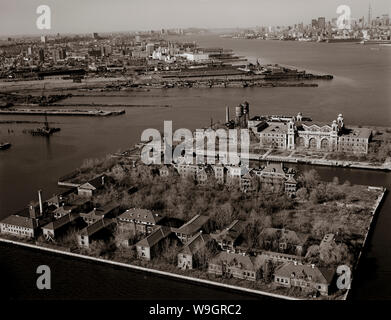 Einwanderer kommen in New York auf Ellis Island, als sie ihre Reise Bürger der Vereinigten Staaten zu werden beginnen. Stockfoto