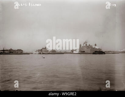 Einwanderer kommen in New York auf Ellis Island, als sie ihre Reise Bürger der Vereinigten Staaten zu werden beginnen. Stockfoto