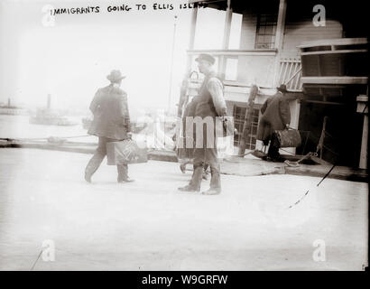 Einwanderer kommen in New York auf Ellis Island, als sie ihre Reise Bürger der Vereinigten Staaten zu werden beginnen. Stockfoto