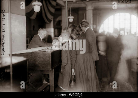 Einwanderer kommen in New York auf Ellis Island, als sie ihre Reise Bürger der Vereinigten Staaten zu werden beginnen. Stockfoto