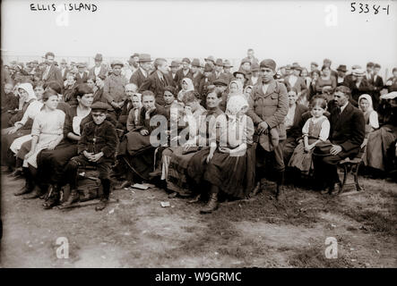 Einwanderer kommen in New York auf Ellis Island, als sie ihre Reise Bürger der Vereinigten Staaten zu werden beginnen. Stockfoto