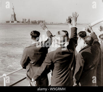 Einwanderer kommen in New York auf Ellis Island, als sie ihre Reise Bürger der Vereinigten Staaten zu werden beginnen. Stockfoto