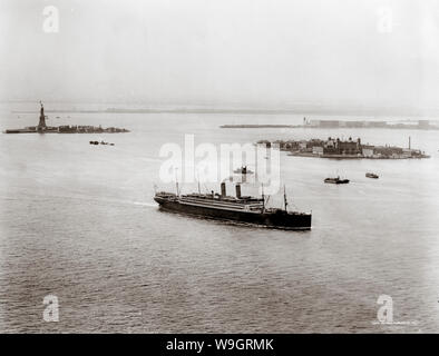 Einwanderer kommen in New York auf Ellis Island, als sie ihre Reise Bürger der Vereinigten Staaten zu werden beginnen. Stockfoto