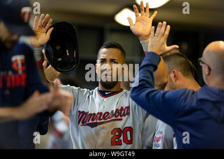 Milwaukee, USA. 13. August 2019: Minnesota Twins linken Feldspieler Eddie Rosario Nr. 20 ist gratulierte nach dem Scoring in der Major League Baseball Spiel zwischen den Milwaukee Brewers und die Minnesota Twins am Miller Park in Milwaukee, WI. John Fisher/CSM Credit: Cal Sport Media/Alamy leben Nachrichten Stockfoto