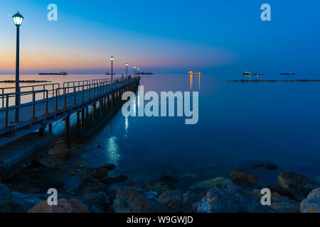 Eine generische Sicht der Kanika Pier, Limassol, direkt am Meer, neben dem Enaerios, Molos Park (Promenade), GSO Sports Park. Stockfoto