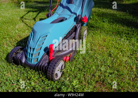 Ein Mann Rasen Mahen Mit Einem Rasen Trimmer Stockfoto Bild