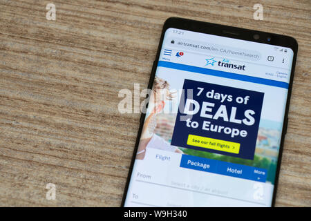 Air Transat Web site auf einem Android Handy, während auf einem Tisch platziert. Stockfoto