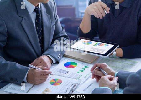 Die Unternehmer sind zutiefst Überprüfung Finanzberichte für die Amortisierung der getätigten Investitionen oder Investitionen Risikoanalyse und Business Performance. Stockfoto