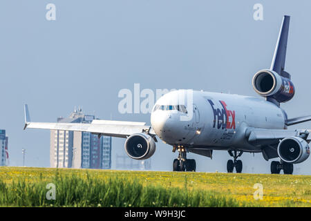 FedEx MD-11 gesehen Bremsen nach der Landung am Toronto Pearson Intl. Flughafen. Stockfoto