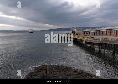 Ein CalMac Fähre auf dem Rothesay zu Wemyss Bay überqueren. Stockfoto