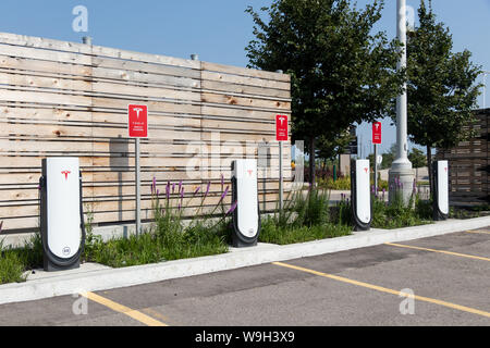 Tesla Urban Kompressor Stationen an CF Sherway Gardens Mall in Toronto, Ontario leer. Stockfoto