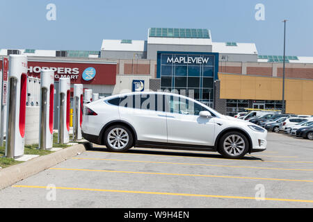 Weiß Tesla Model X geparkt bei Tesla Lader aufladen an der Burlington Mapleview Mall. Stockfoto