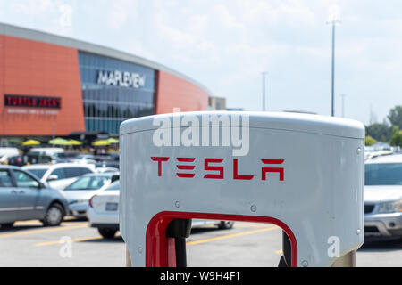 Tesla text Logo oben auf der Kompressor den Abschaltdruck an der Burlington Mapleview Mall. Stockfoto