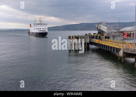 Ein CalMac Fähre auf dem Rothesay zu Wemyss Bay überqueren. Stockfoto