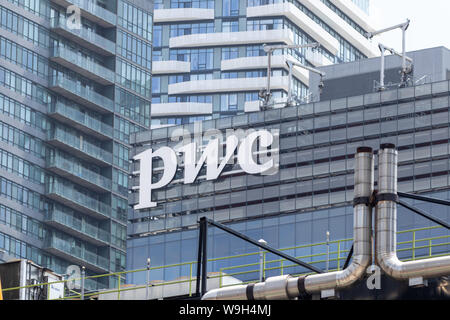 PWC (PricewaterhouseCoopers) Logo auf der Spitze des Gebäudes in der Innenstadt von Toronto. Stockfoto