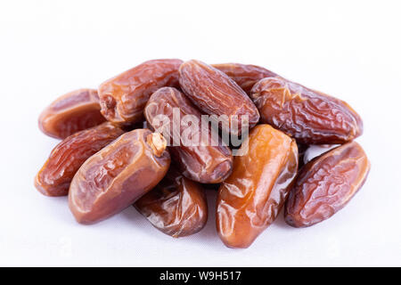 Ramadan Essen und Getränke Konzept. Close up Termine Obst auf weißem Hintergrund. Stockfoto
