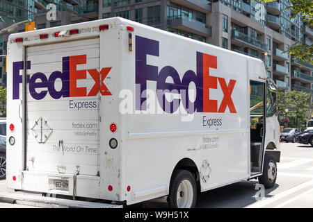 FedEx Express Lkw auf der Straße in der Innenstadt von Toronto. Stockfoto