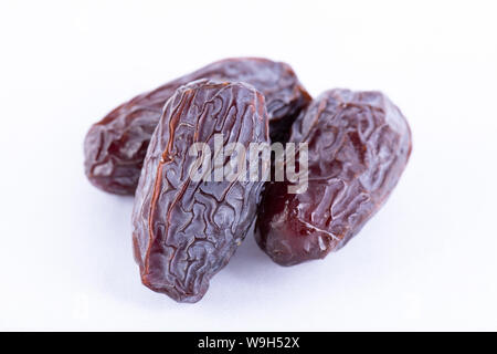 Ramadan Essen und Getränke Konzept. Close up Termine Obst auf weißem Hintergrund. Stockfoto