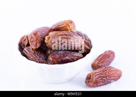 Ramadan Essen und Getränke Konzept. Close up Termine Obst auf weißem Hintergrund. Stockfoto
