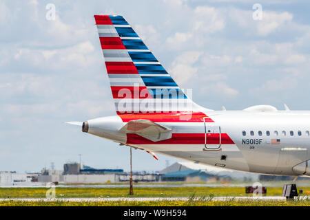 Schwanzflosse von American Airlines Flugzeuge am Toronto Pearson Intl. Flughafen Vorbereitung für den Start. Stockfoto