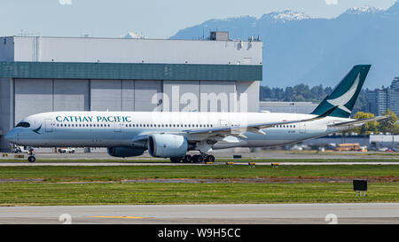 Cathay Pacific Airways Airbus A 350-9 am Start Roll von Vancouver Intl. Flughafen. Stockfoto