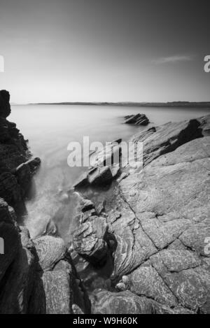 Blick auf die Insel Arran von Ettrick Bay auf der Isle of Bute. Stockfoto