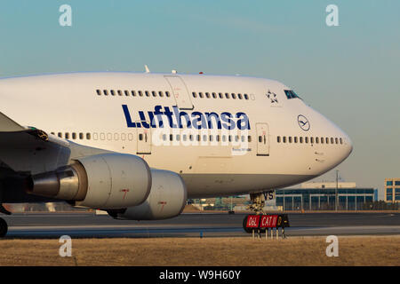 Lufthansa Boeing 747-4 Futter bis zum Abflug am Toronto Pearson Intl. Flughafen. Stockfoto