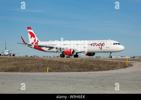 Air Canada Rouge Airbus A321 auf einem taxiway am Toronto Pearson Intl. Flughafen. Stockfoto