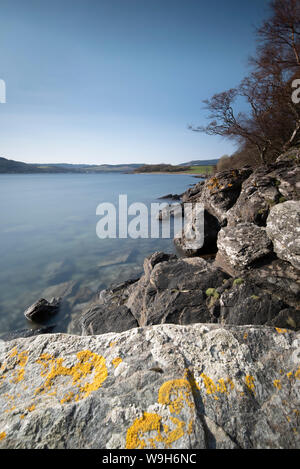 Blick auf die Insel Arran von Ettrick Bay auf der Isle of Bute. Stockfoto